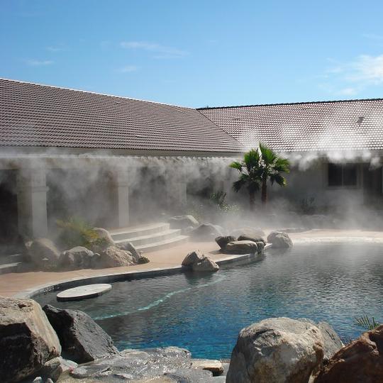 Terrasse de piscine brumisée